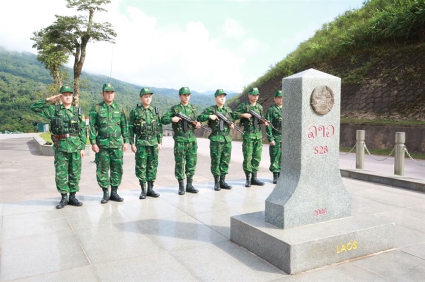 Cán bộ, chiến sĩ Đồn Biên phòng cửa khẩu quốc tế Cha Lo, BĐBP tỉnh Quảng Bình thực hiện nghi thức chào cột mốc chủ quyền trong quá trình tuần tra, bảo vệ biên giới. Ảnh minh họa: bienphong.com.vn