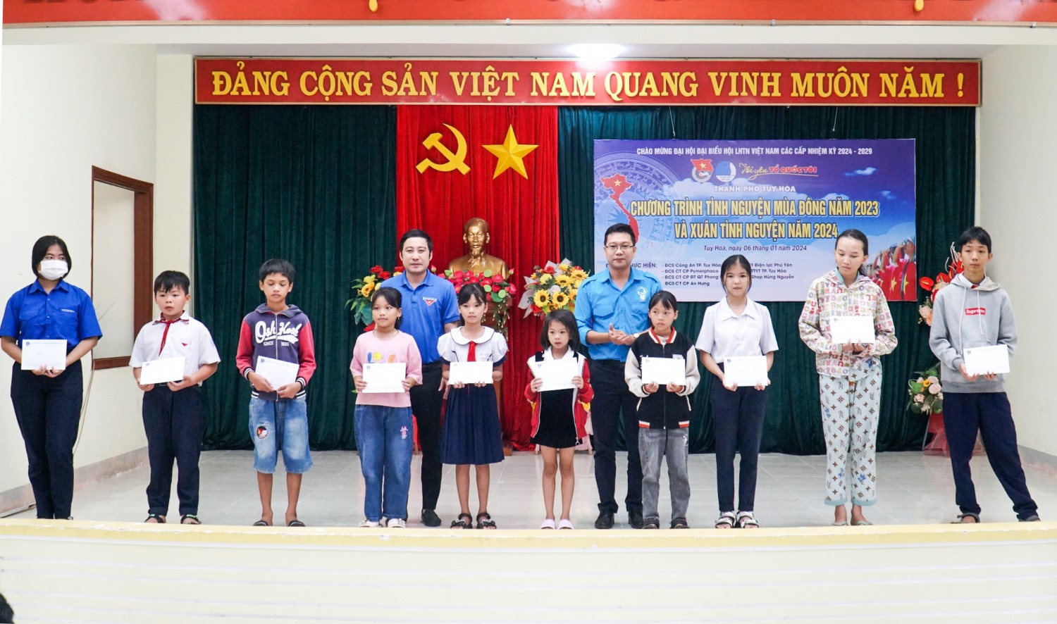 Tặng quà an sinh cho 10 học sinh vượt khó học tốt.