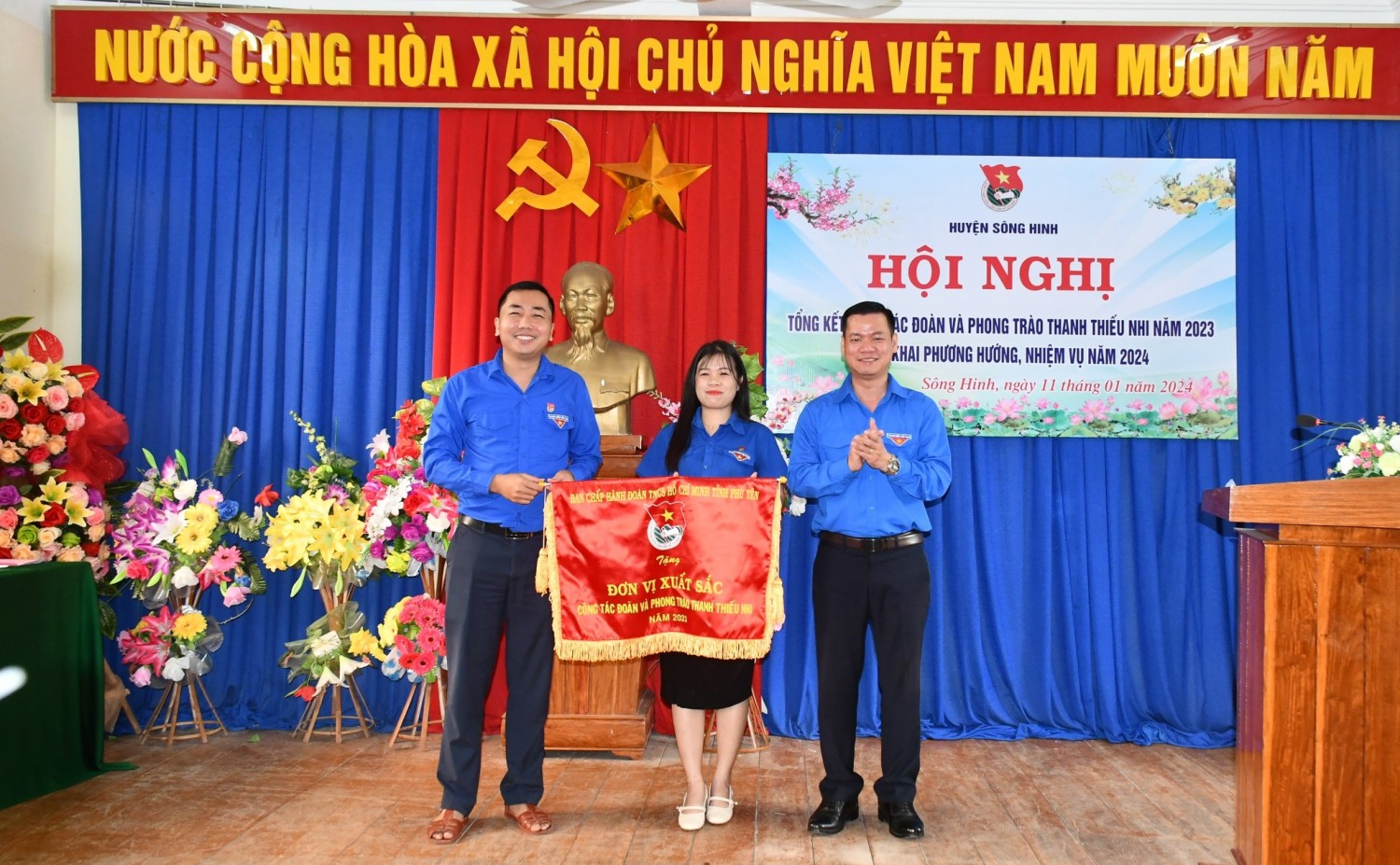 Đồng chí Võ Duy Kha, Phó Bí thư Tỉnh Đoàn, Chủ tịch Hội Sinh viên Việt Nam tỉnh, Chủ tịch Hội đồng Đội tỉnh trao cơ