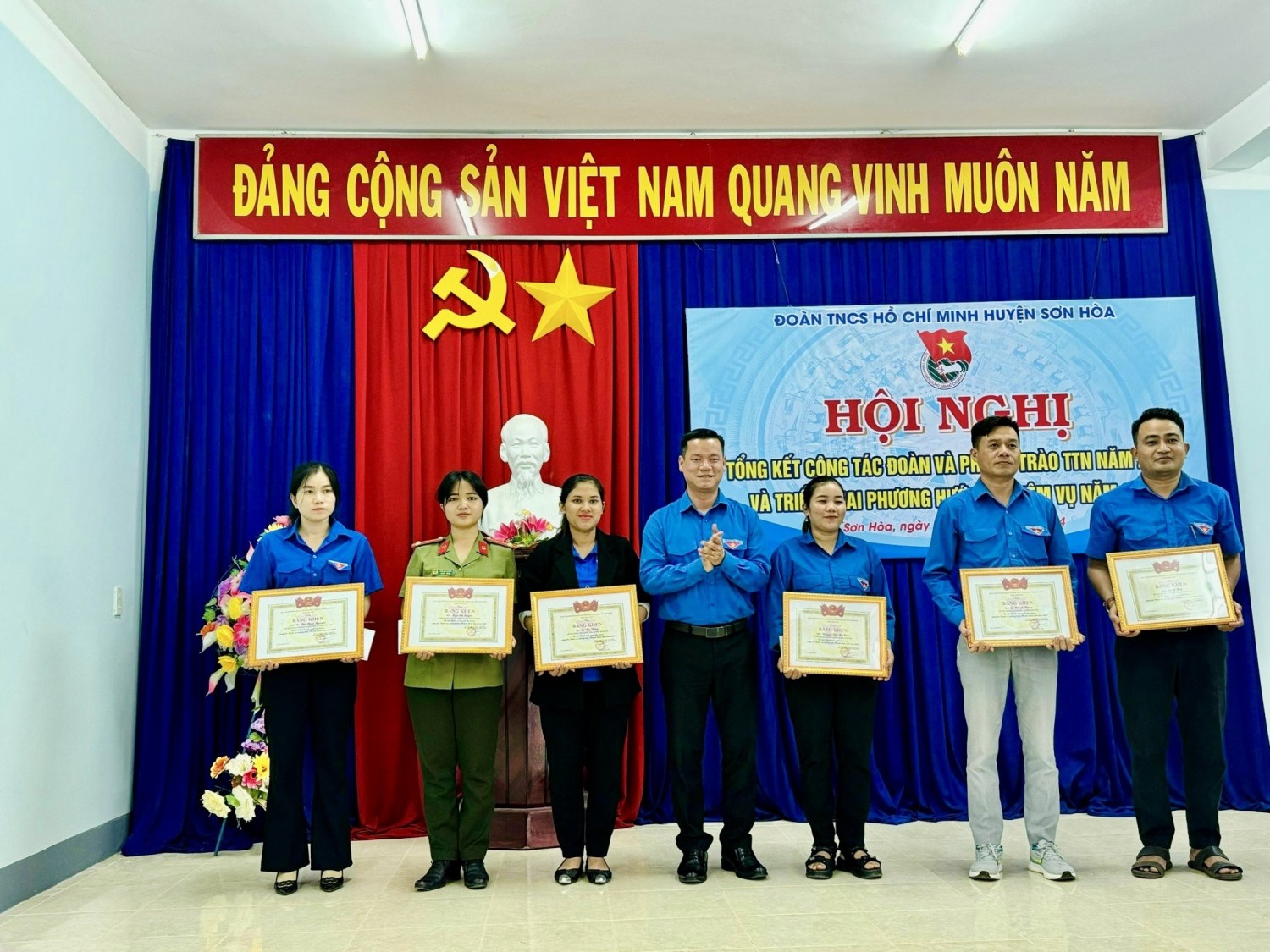 hường trực Tỉnh Đoàn đã trao tặng bằng khen cho các cá nhân.