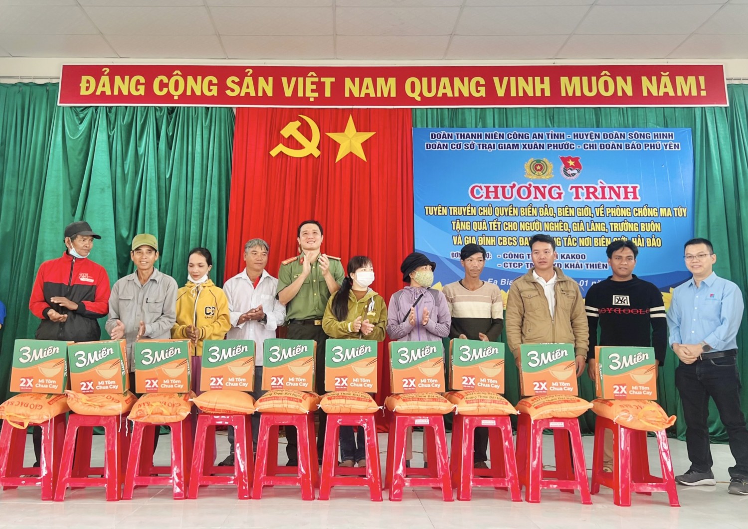 Trao suất quà cho người nghèo, già làng, trưởng buôn, gia đình và thân nhân cán bộ, chiến sỹ đang công tác nơi biên giới, hải đảo tại xã Ea Bia, huyện Sông Hinh