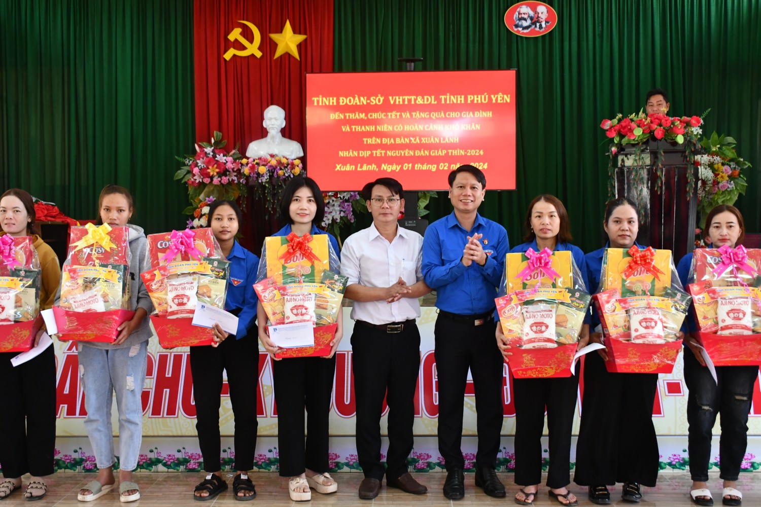 Bí thư Tỉnh Đoàn Lương Minh Tùng trao quà tết cho thanh niên có hoàn cảnh khó khăn trên địa bàn xã Xuân Lãnh.