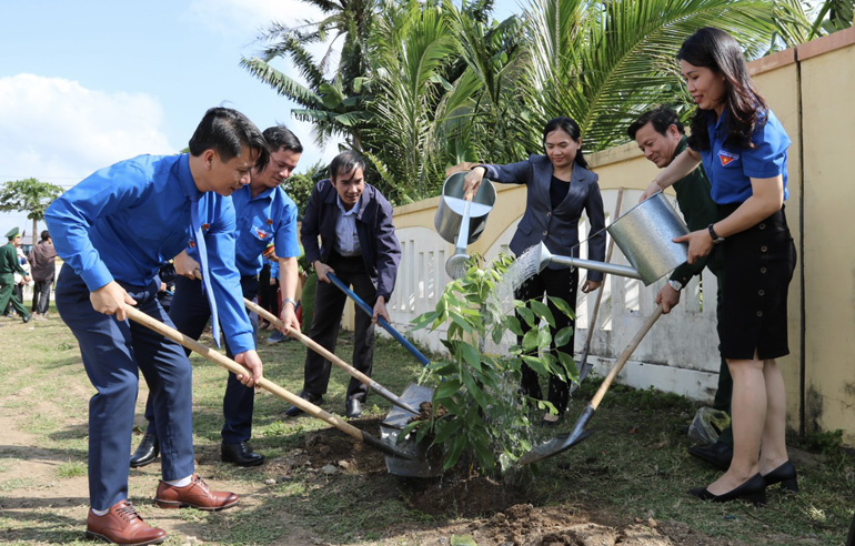 Đồng chí Đinh Thị Thu Thanh, Ủy viên Ban Thường vụ, Trưởng ban Dân vận Tỉnh ủy; lãnh đạo Bộ Chỉ huy BĐBP tỉnh, Đảng ủy Khối cơ quan, doanh nghiệp tỉnh và Thường trực Tỉnh đoàn trồng cây xanh đầu xuân mới. Ảnh: HÀ MY