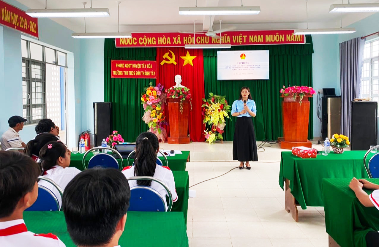 Quang cảnh tập huấn về nâng cao kỹ năng phòng, chống bạo lực, xâm hại trẻ em cho đội ngũ Chỉ huy Đội.