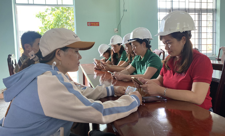 Người dân huyện Phú Hòa tìm hiểu và khai thác các ứng dụng số hữu ích của ngành Điện để phục vụ cho cuộc sống. Ảnh: THỦY TIÊN