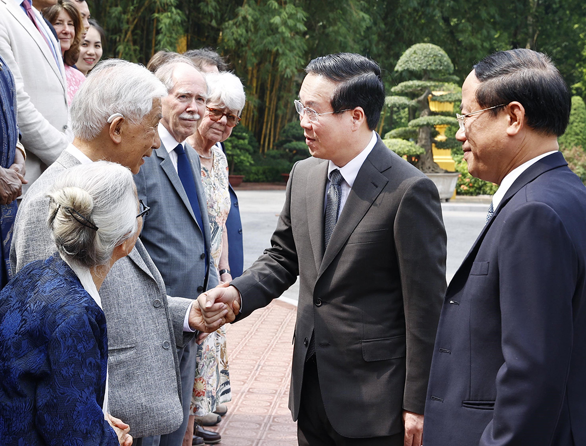 Ủy viên Bộ Chính trị, Chủ tịch nước Võ Văn Thưởng gặp các nhà khoa học quốc tế và Việt Nam tham dự Hội nghị “Các cửa sổ nhìn ra vũ trụ” do Hội Khoa học Gặp gỡ Việt Nam tổ chức. Ảnh: TTXVN