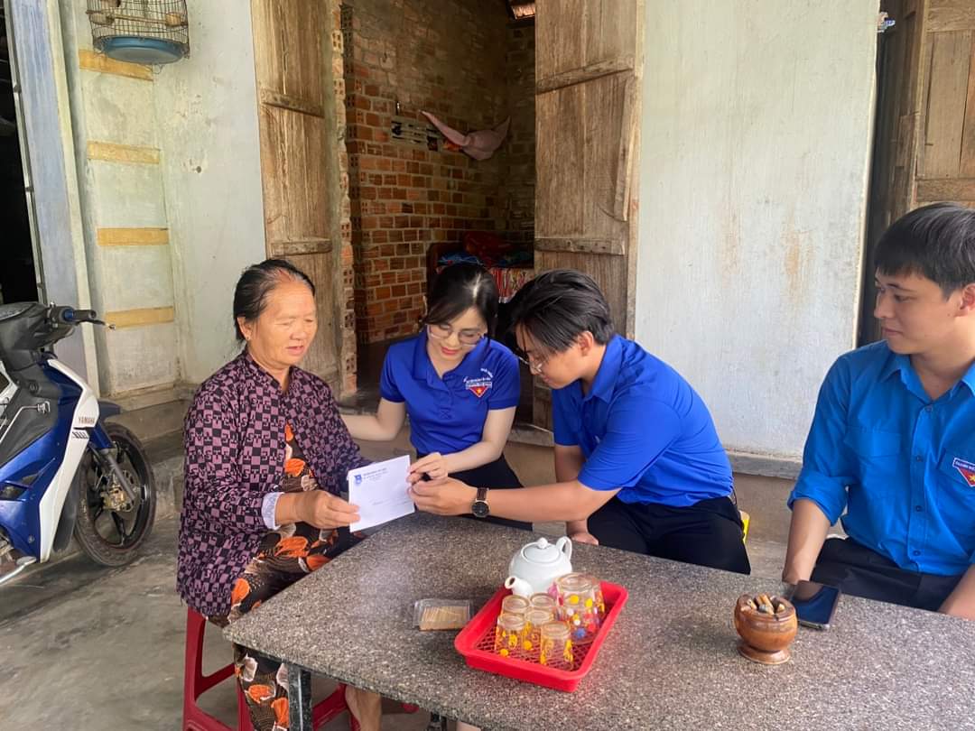  HUYỆN ĐOÀN TÂY HÒA THĂM TẶNG QUÀ CÔ, CHÚ CỰU THANH NIÊN XUNG PHONG NHÂN KỶ NIỆM 93 NĂM NGÀY THÀNH LẬP ĐOÀN TNCS HỒ CHÍ MINH (26/3/1931-26/3/2024)