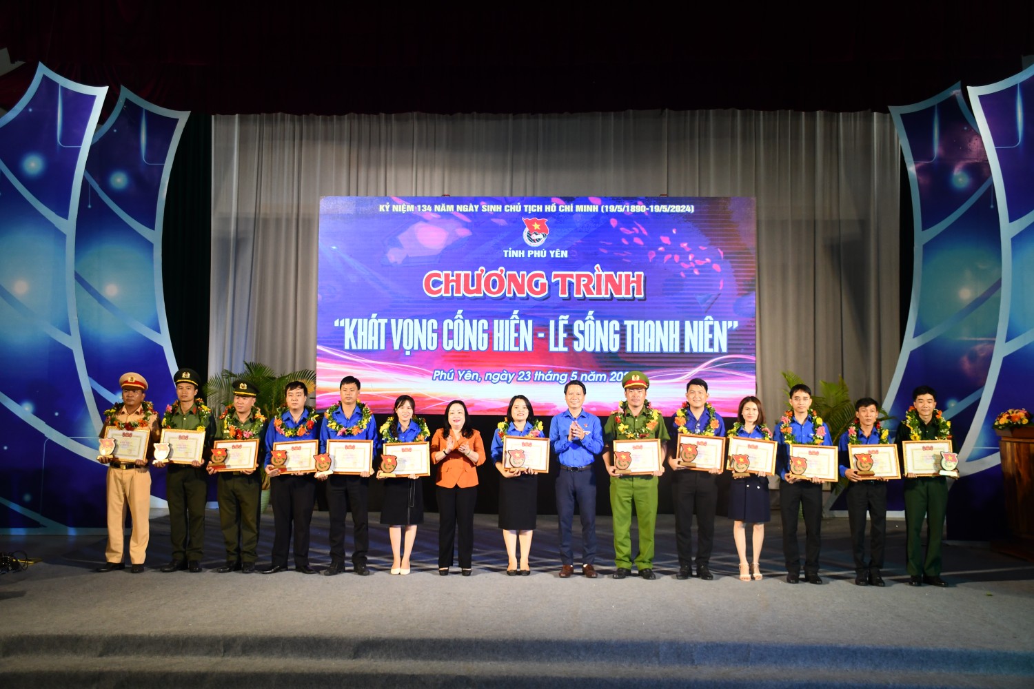 Đồng chí Cao Thị Hòa An, Phó Bí thư Thường trực Tỉnh ủy, Chủ tịch HĐND tỉnh và Thường trực Tỉnh Đoàn tặng bằng khen cho  cán bộ Đoàn tiêu biểu.