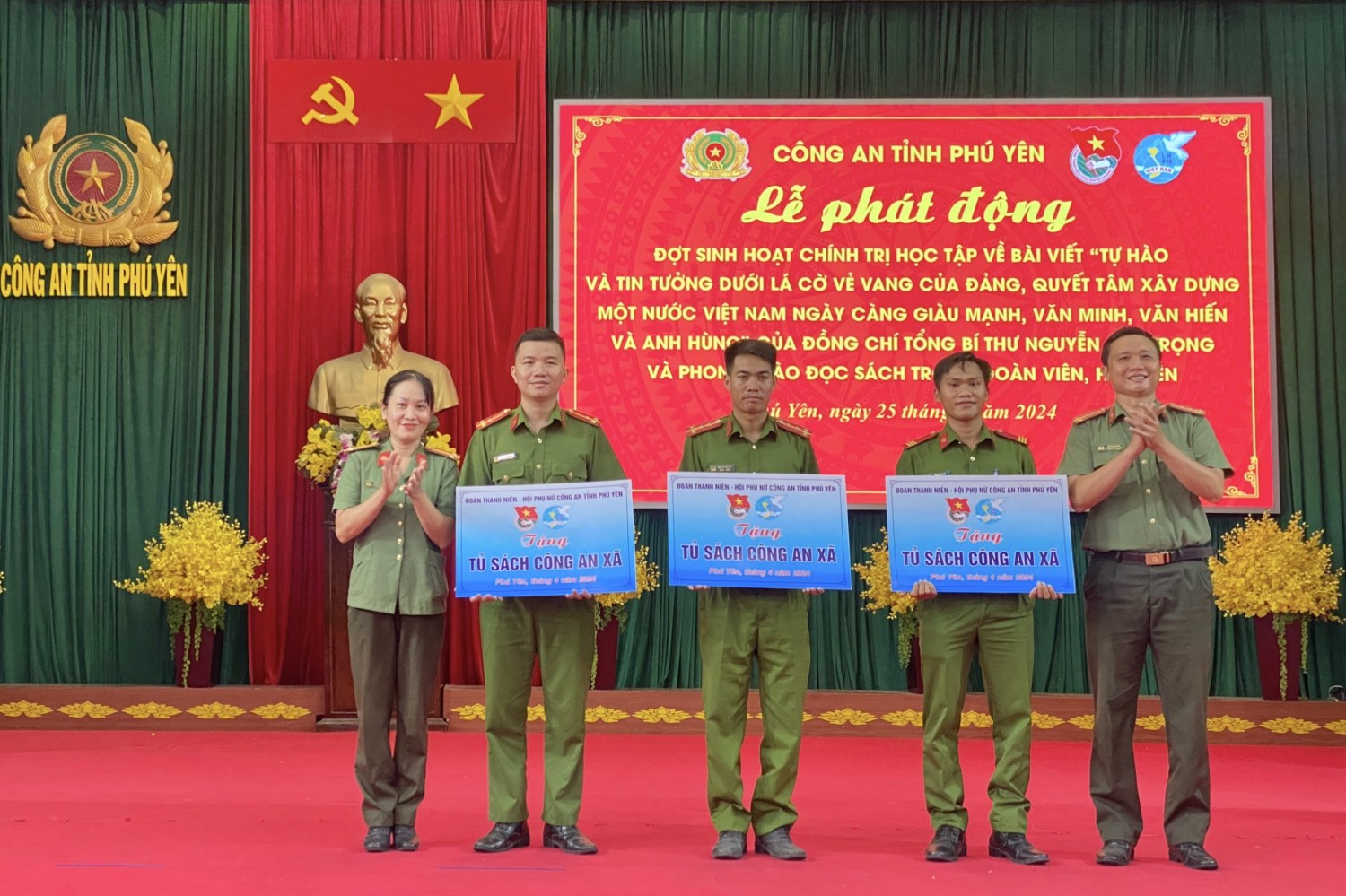 Tặng 03 tủ sách cho 03 Chi đoàn Công an xã Hòa Hội (huyện Phú Hòa), Công an xã Sơn Hà (huyện Sơn Hòa), Công an xã Ea Lâm (huyện Sơn Hòa).