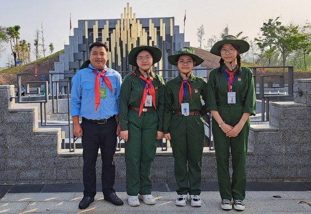 Ngọc, Như, Tiên (lần lượt từ phải sang) cùng phụ trách đoàn Phú Yên tham quan Đền thờ liệt sĩ tại Chiến trường Điện Biên trong liên hoan Chiến sĩ nhỏ Điện Biên toàn quốc. Ảnh: CTV