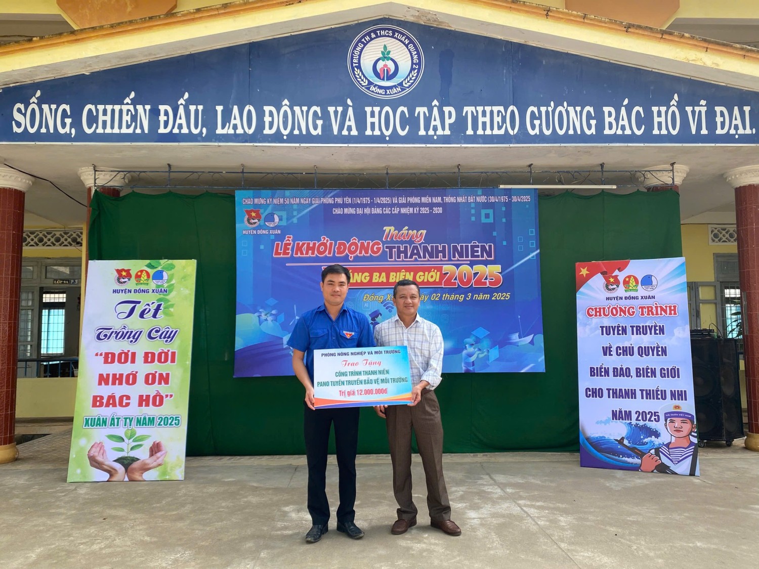 Thực hiện công trình thanh niên Pano tuyên truyền về bảo vệ môi trường.