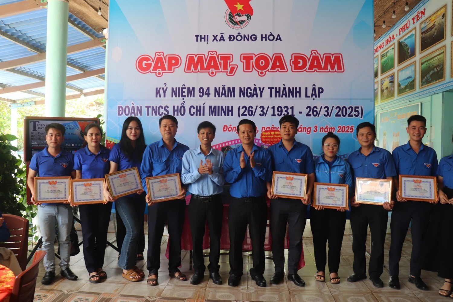 Tuyên dương, khen thưởng cho các cán bộ Đoàn các đơn vị về thành tích tiêu biểu.