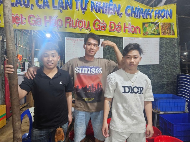 3 chàng trai dũng cảm cứu người. Từ trái qua: Tài, Tuyên và Trí