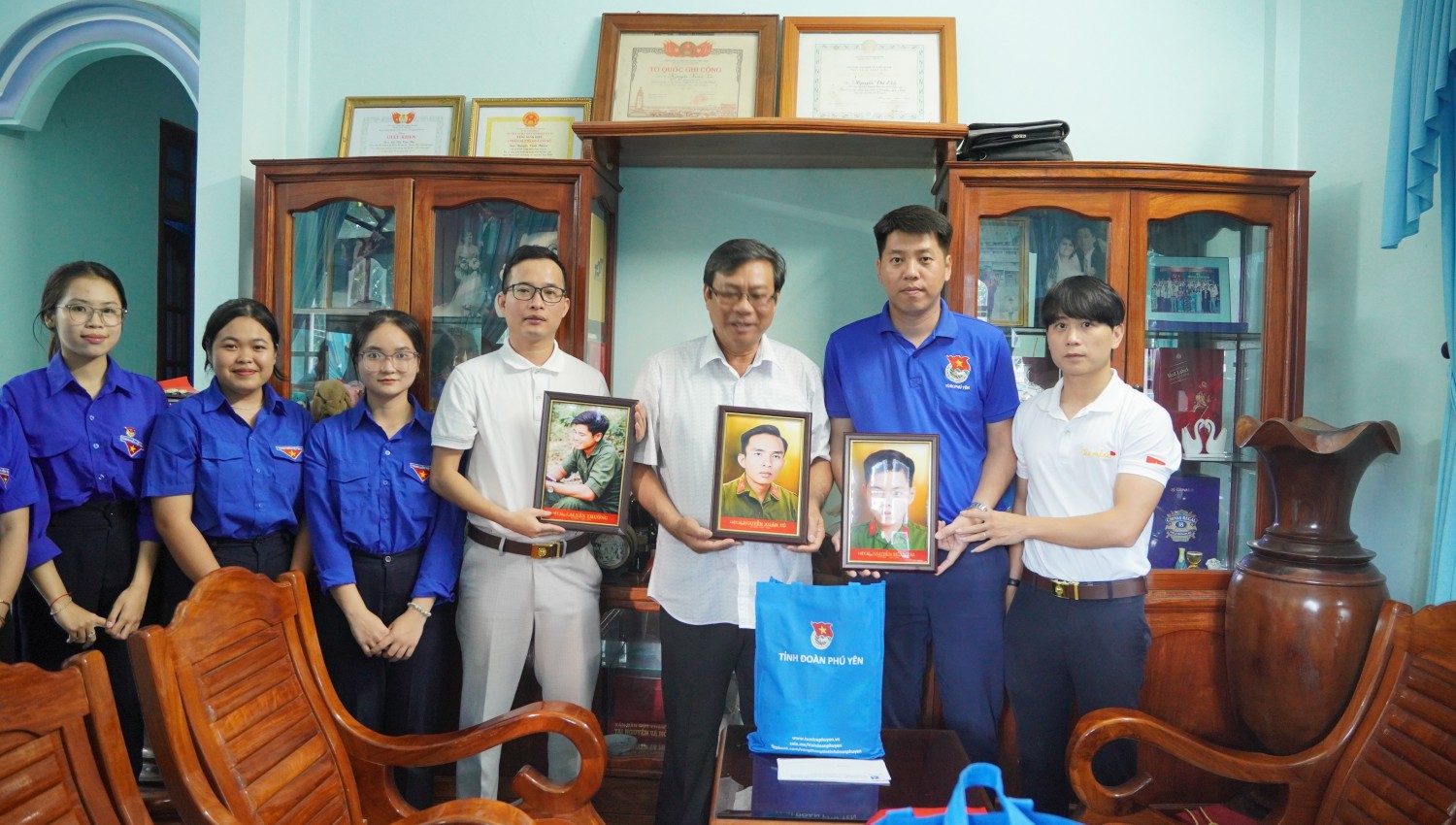 Thăm, trao di ảnh phục chế chân dung các anh hùng Liệt sĩ cho gia đình ông Nguyễn Xuân Khiêm.