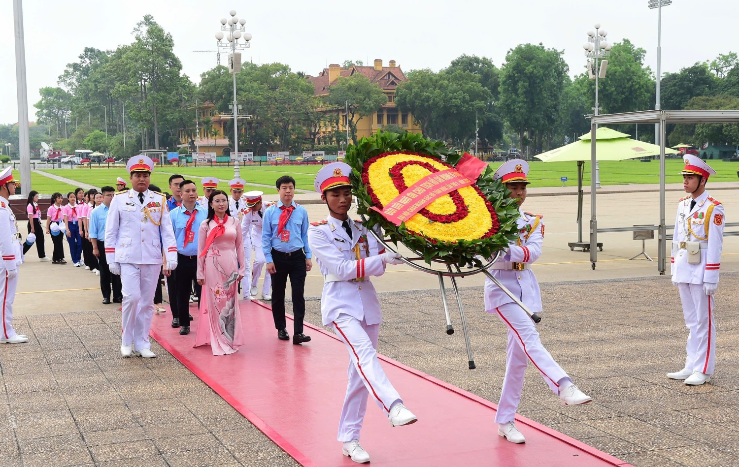 Đoàn đại biểu Cháu ngoan Bác Hồ toàn quốc dâng hoa lên Chủ tịch Hồ Chí Minh.