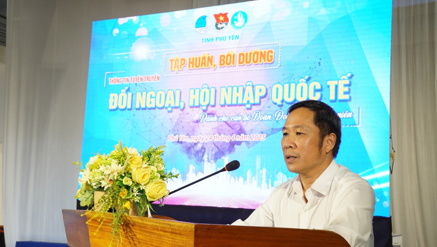 Đồng chí Trần Thanh Hưng, Tỉnh ủy viên, Phó Trưởng Ban Tuyên giáo và Dân vận Tỉnh ủy Phú Yên phát biểu tại hội nghị.
