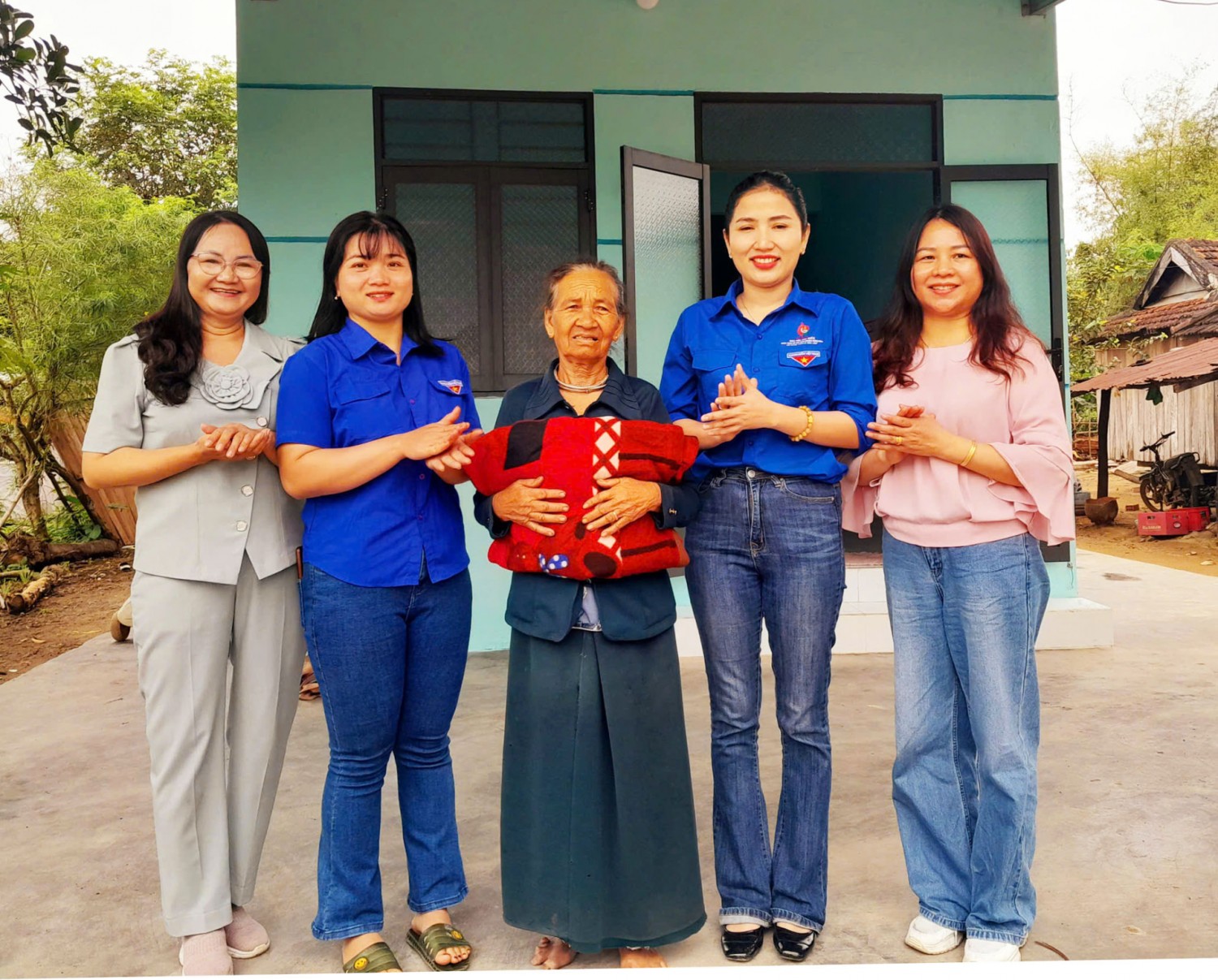 Mí Zoan (ở buôn Thinh, xã Ea Trol, huyện Sông Hinh) cùng đại diện chính quyền xã và các nhà hảo tâm trong ngày về nhà mới. Ảnh: MINH HUY