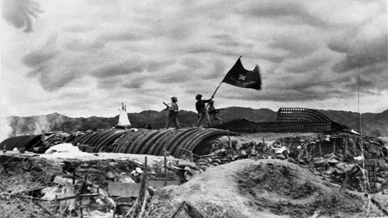 Ngày 7/5/1954, toàn bộ tập đoàn cứ điểm của địch ở Điện Biên Phủ đã bị quân ta tiêu diệt, lá cờ "Quyết chiến quyết thắng" phấp phới bay trên nóc hầm Đờ Cát. Ảnh tư liệu: TTXVN