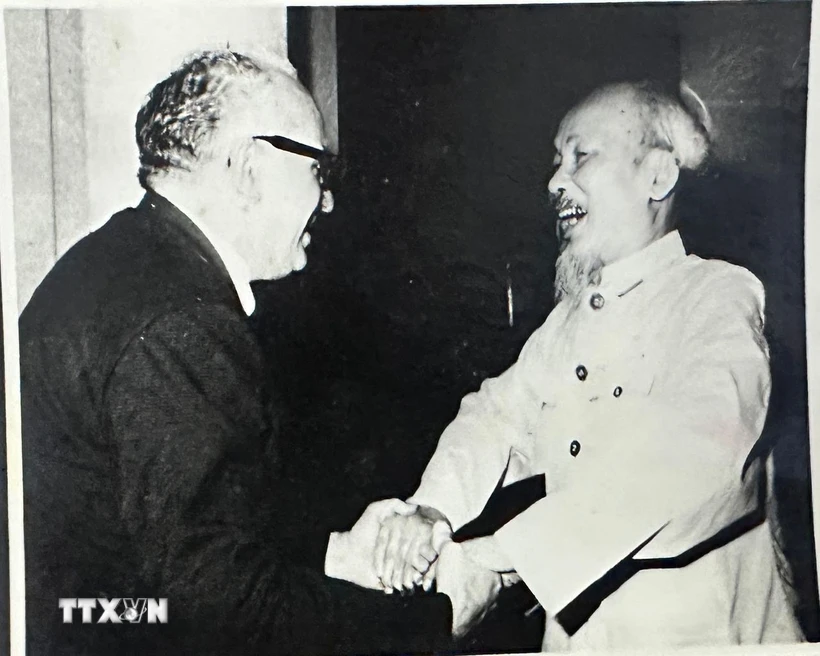 Ủy viên Bộ Chính trị Đảng Cộng sản Venezuela (PCV) Eduardo Gallegos trong một lần gặp Chủ tịch Hồ Chí Minh tại Thủ đô Hà Nội, tháng 9/1964. (Ảnh: Gia đình nhân vật cung cấp/TTXVN phát)
