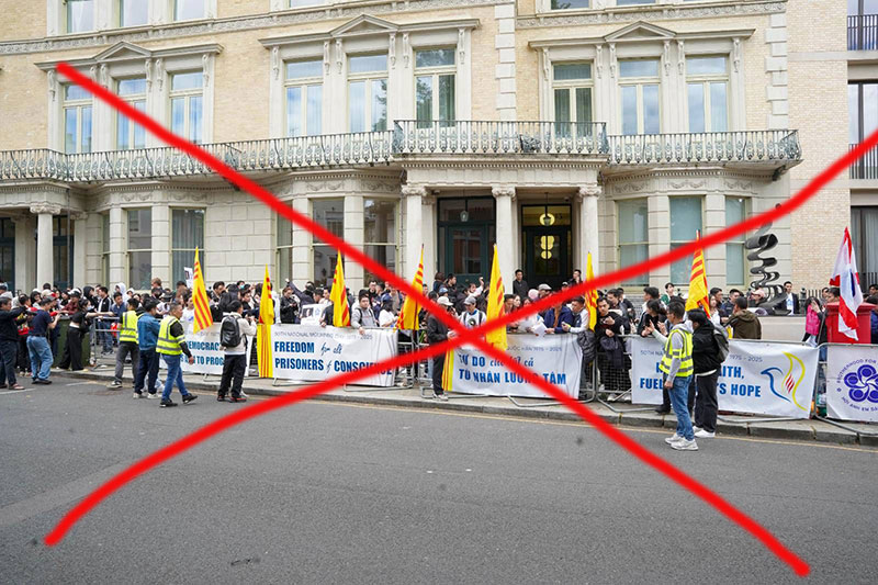 Một số người bị lôi kéo vì lợi ích cá nhân đã tụ tập biểu tình trước Đại sứ quán Việt Nam tại Anh.