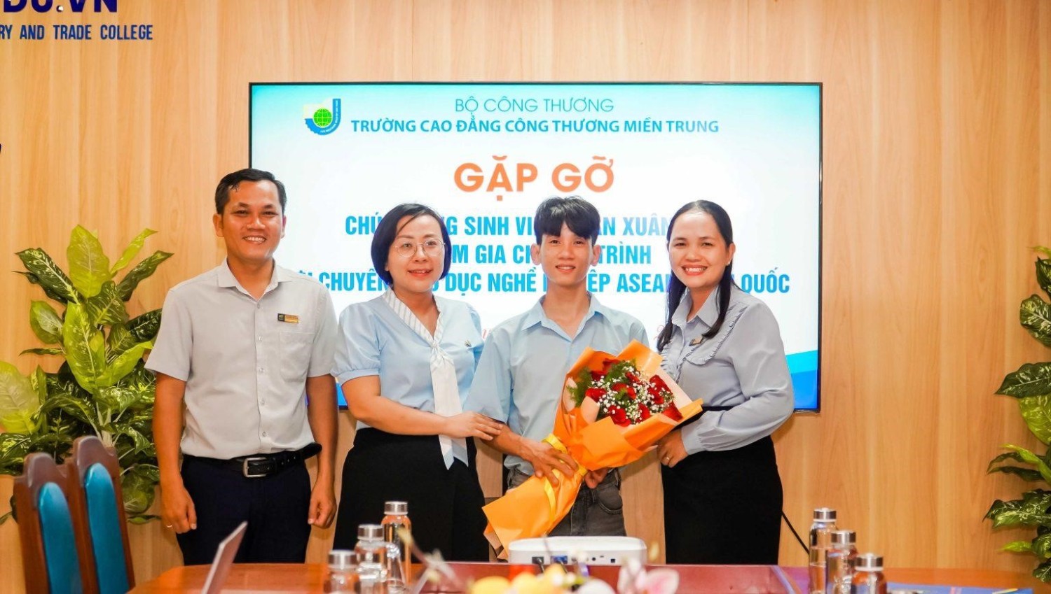 Đoàn trường Cao đẳng Công thương Miền Trung gặp gỡ và chúc mừng sinh viên Phan Xuân Thìn lớp Cao đẳng Tin 45, chính thức trở thành đại diện của nhà trường tham gia chương trình lưu chuyển giáo dục nghề nghiệp ASEAN – Hàn Quốc tại Singapore.
