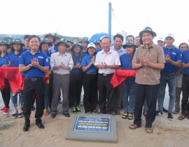 Khanh-thanh-cong-trinh-san-bong-chuyen-be-tong-o-xa-An-Tho-H-Tuy-An.jpg